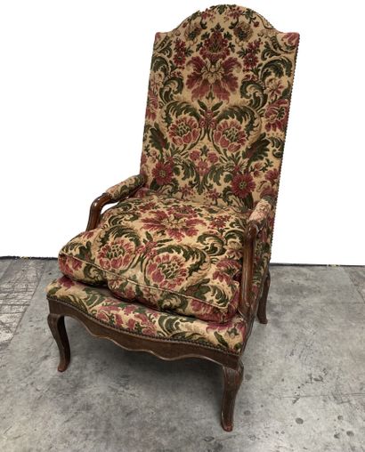 Fauteuil à haut dossier en noyer, les accotoirs...