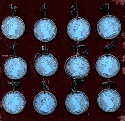 Douze médaillons émaillés bleu figurant des...