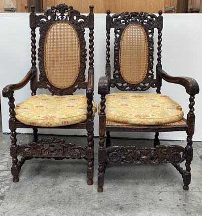 Ensemble de deux fauteuils en bois tourné...