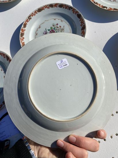 CHINE 
Huit assiettes circulaires en porcelaine...