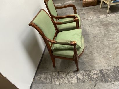 Ensemble de cinq fauteuils dont deux paires...