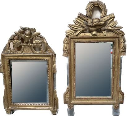 Deux petits miroirs à fronton en bois et...