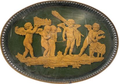 Plateau ovale à décor peint de putti dans...