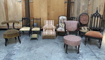 Ensemble de huit chaises dépareillées dont...