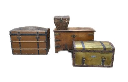 Ensemble de trois coffres en bois ou laiton...