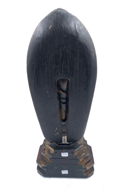 Japon, XIXe siècle 
Sujet en bois doré représentant...