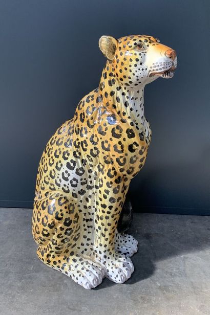Léopard en faïence polychrome à décor au...