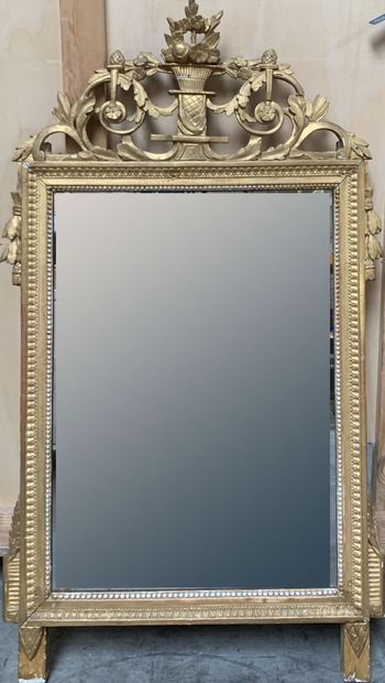 Miroir à fronton en bois et stuc doré à décor...