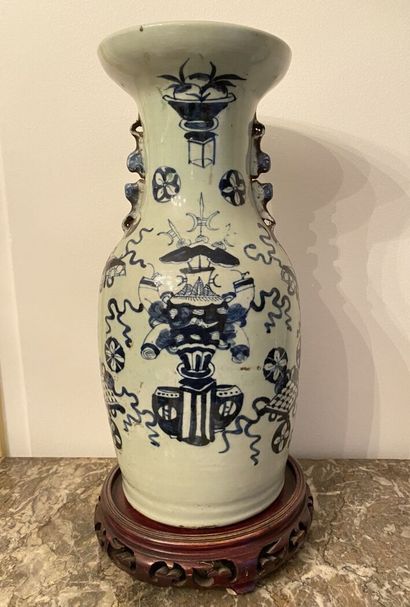 CHINE
Vase de forme balustre en porcelaine...