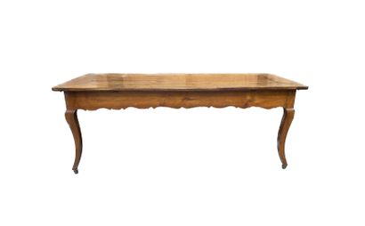 Table en bois naturel, la ceinture chantournée,...
