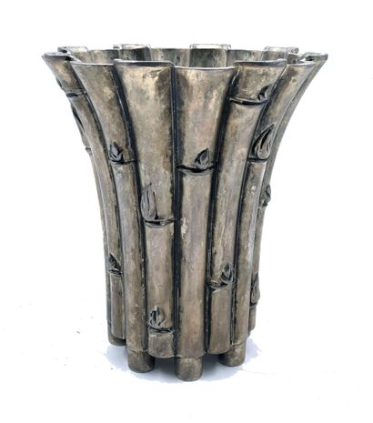 CHINE, XXe siècle
Vase cornet en métal argenté...