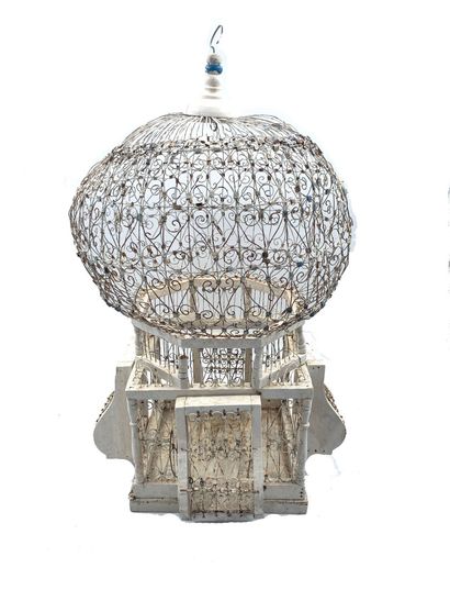 Cage à oiseau boule en fer laqué blanc.
XXe...