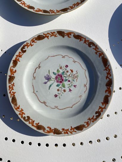 CHINE 
Huit assiettes circulaires en porcelaine...