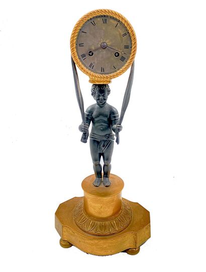 Pendule en bronze patiné et doré, représentant...