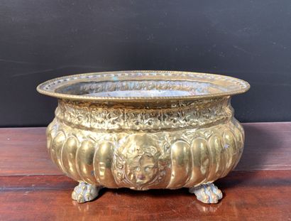 Jardinière en laiton à décor au repoussé...