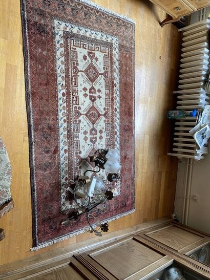 TAPIS d'Orient en laine à décor en camaïeu...