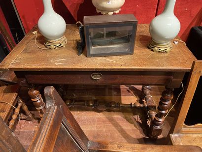 Deux tables en bois naturel reposant sur...