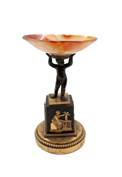 Coupe en jaspe soutenue par un putto en bronze...