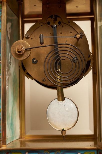 PENDULE en forme de pagode, en bronze à décor...