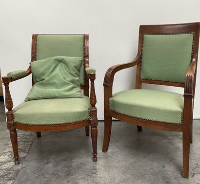 Ensemble de cinq fauteuils dont deux paires...