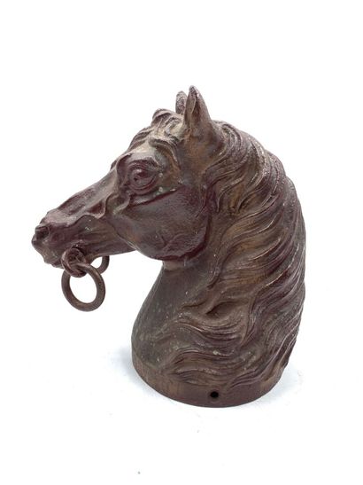 Tête de cheval en fonte patiné. 
Haut. :...