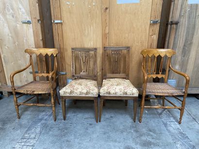 Deux paires de chaises en bois à dossier...