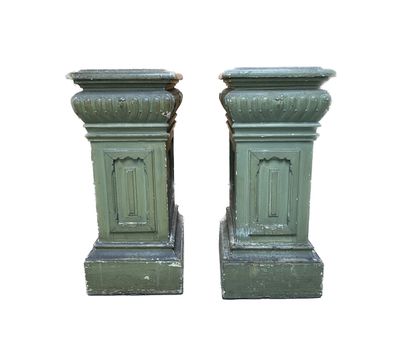 Paire de gaines en bois et stuc à décor mouluré...