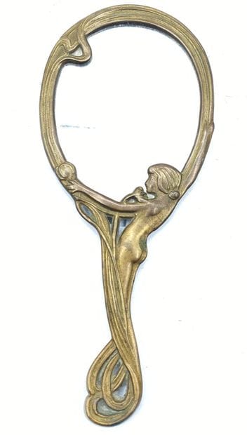 Face à main en bronze doré figurant une femme....