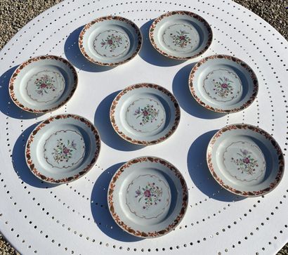 CHINE 
Huit assiettes circulaires en porcelaine...