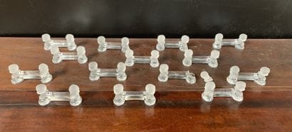 Quatorze porte-couteaux en verre moulé à...
