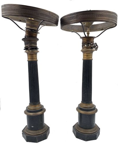 Paire de lampes en forme de colonne cannelée....