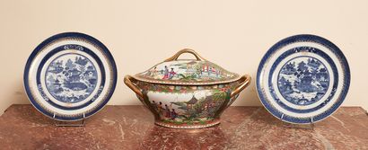 CHINE et CANTON 
Légumier en porcelaine à...