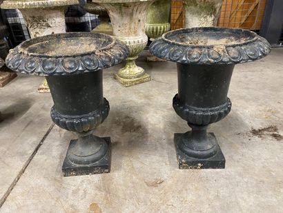 Ensemble de vases Médicis en fonte.
Haut....