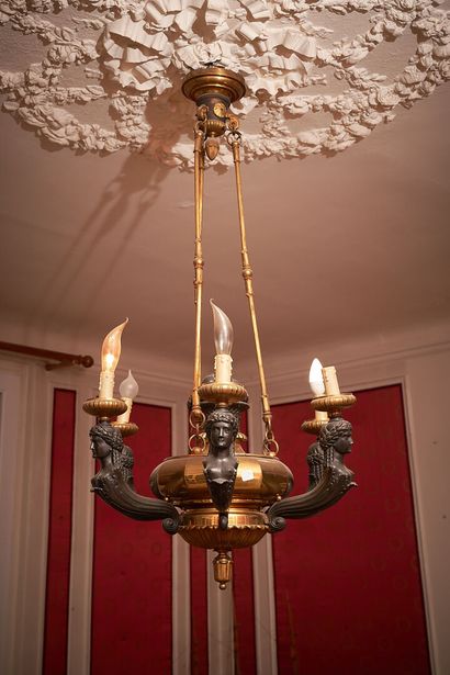 LUSTRE à six bras de lumière en bronze patiné...