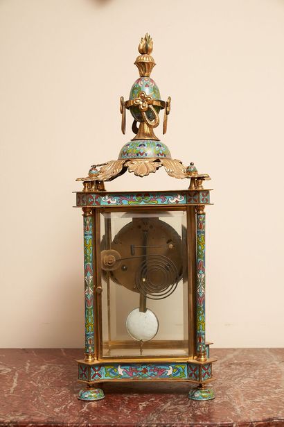 PENDULE en forme de pagode, en bronze à décor...