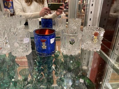Ensemble de quatre verres en cristal moulé,...