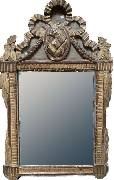 Miroir à fronton en bois et stuc doré à fond...