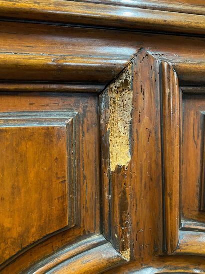 Armoire en bois naturel, ouvrant à deux portes...