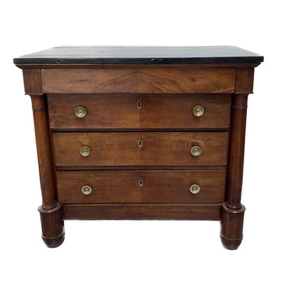 Commode en acajou et placage d'acajou ouvrant...