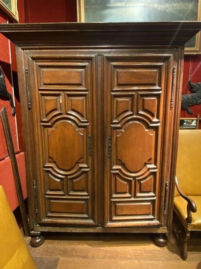Armoire en bois naturel, ouvrant à deux portes...