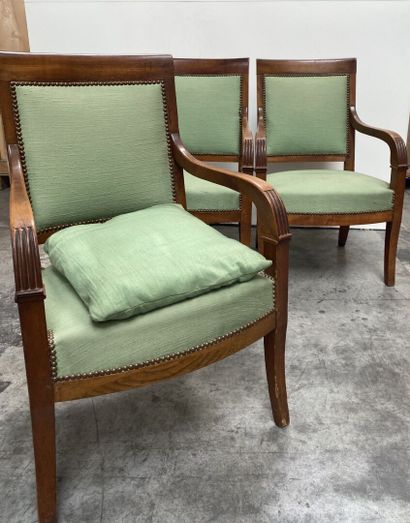 Ensemble de cinq fauteuils dont deux paires...
