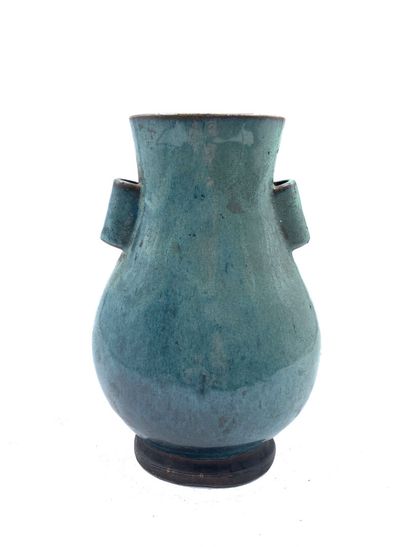 CHINE, XXe siècle
Vase de forme gu en grès...