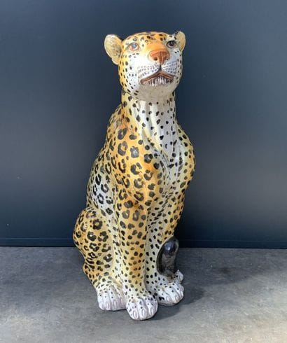 Léopard en faïence polychrome à décor au...