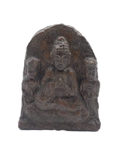 CHINE
Stèle en pierre représentant Bouddha...