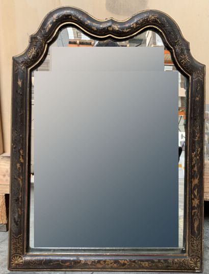 Miroir en bois laqué noir.
XIXe siècle
58...