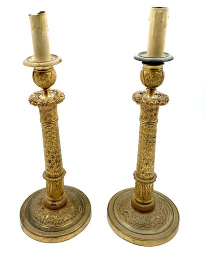 Paire de bougeoirs en bronze ciselé et doré...