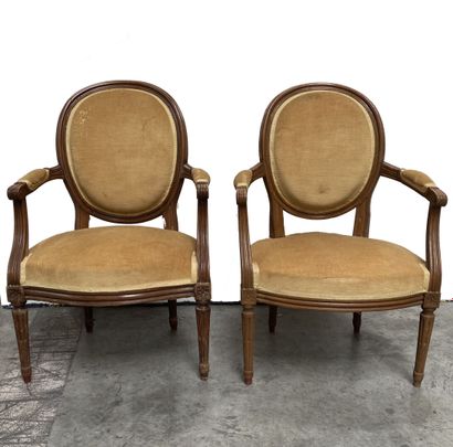 Paire de fauteuils médaillon en bois mouluré,...
