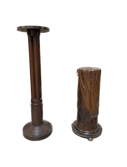 Deux sellettes en bois en forme de colonne,...