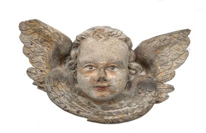 Tête d'angelot ailé en bois sculpté partiellement...