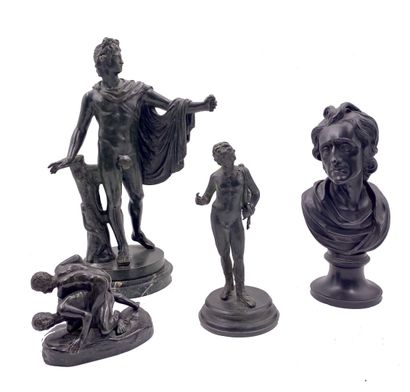 Ensemble comprenant trois bronzes à patine...